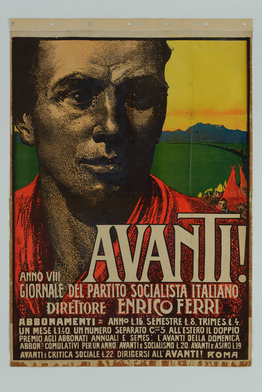 uomo a mezzo busto davanti a un corteo con bandiere rosse su una strada nella pianura con i monti alle spalle (manifesto, stampa composita) - ambito italiano (sec. XX)