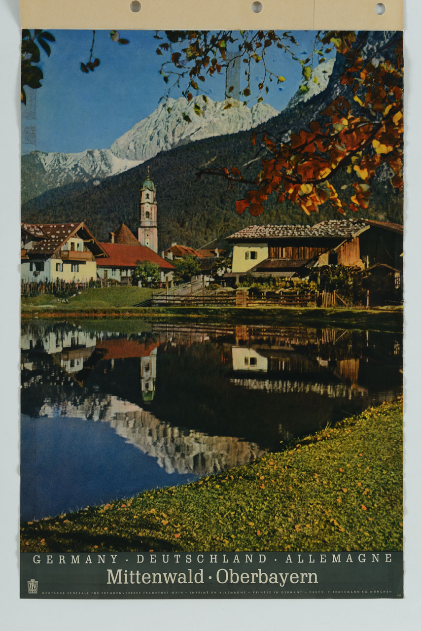 veduta di case in riva ad un lago con montagne sullo sfondo (manifesto) - ambito tedesco (sec. XX)