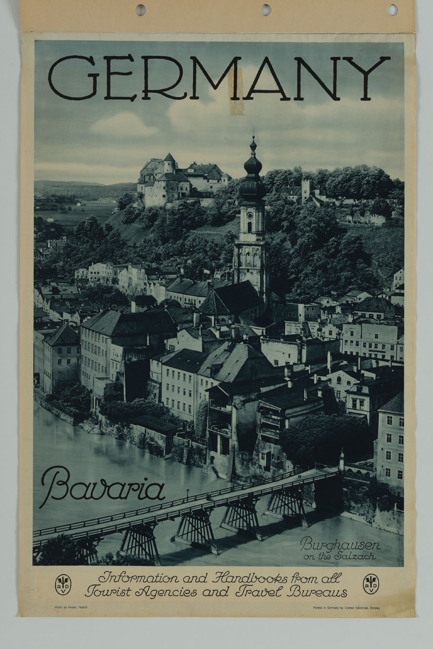 veduta di fiume con ponte ed edifici sullo sfondo di una collina verdeggiante (manifesto) - ambito tedesco (prima metà sec. XX)