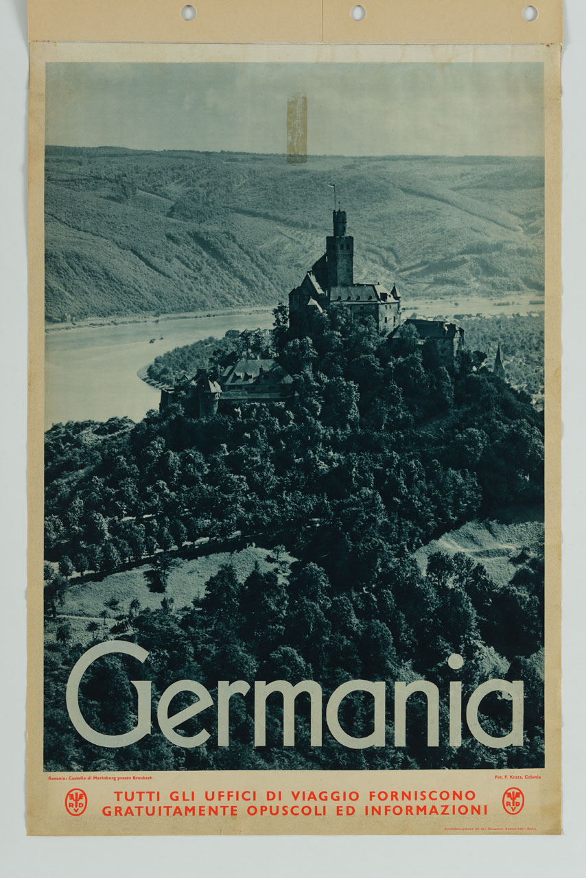 veduta di paesaggio con castello su una montagna alberata sullo sfondo di un fiume (manifesto) - ambito tedesco (prima metà sec. XX)