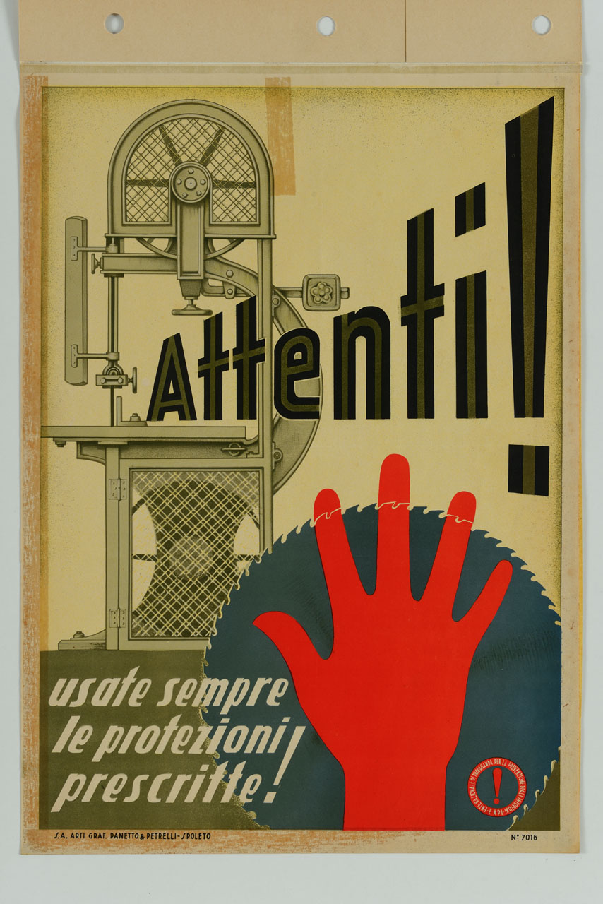una mano copre un disco dentato sullo sfondo di uno strumento di taglio industriale (manifesto) - ambito italiano (sec. XX)