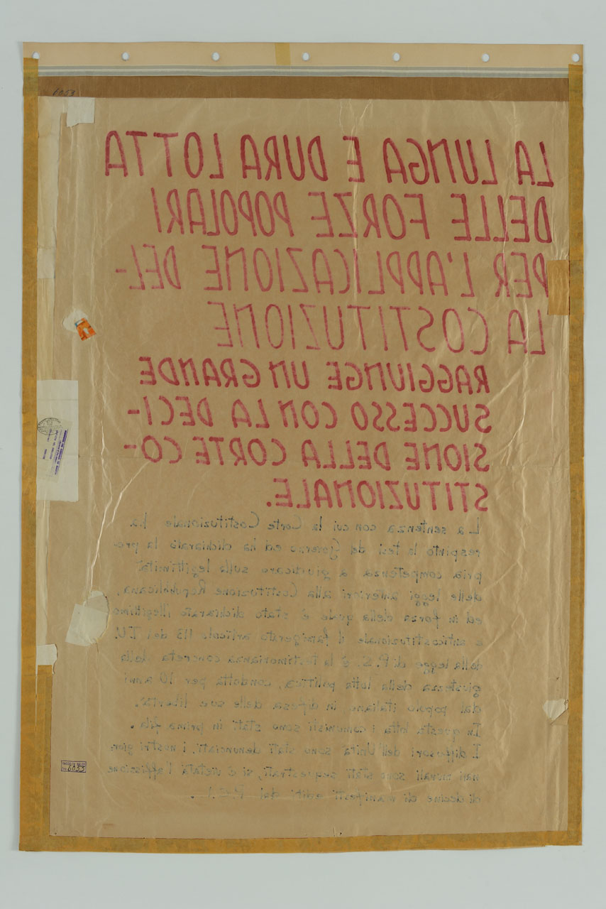 mazzo di garofani rossi avvolti in un foglio di giornale con nastro rosso e tricolore (manifesto) - ambito italiano (sec. XX)