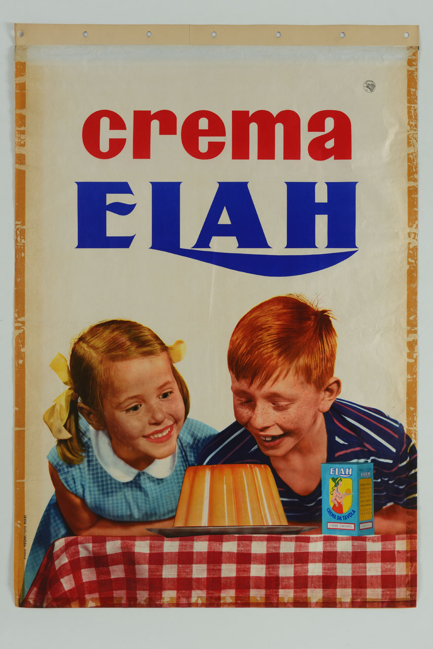 bambina e bambino appoggiati a un tavolo ammirano affascinati un crème caramel (manifesto) di Vegni Luciano, Foto Mari (sec. XX)