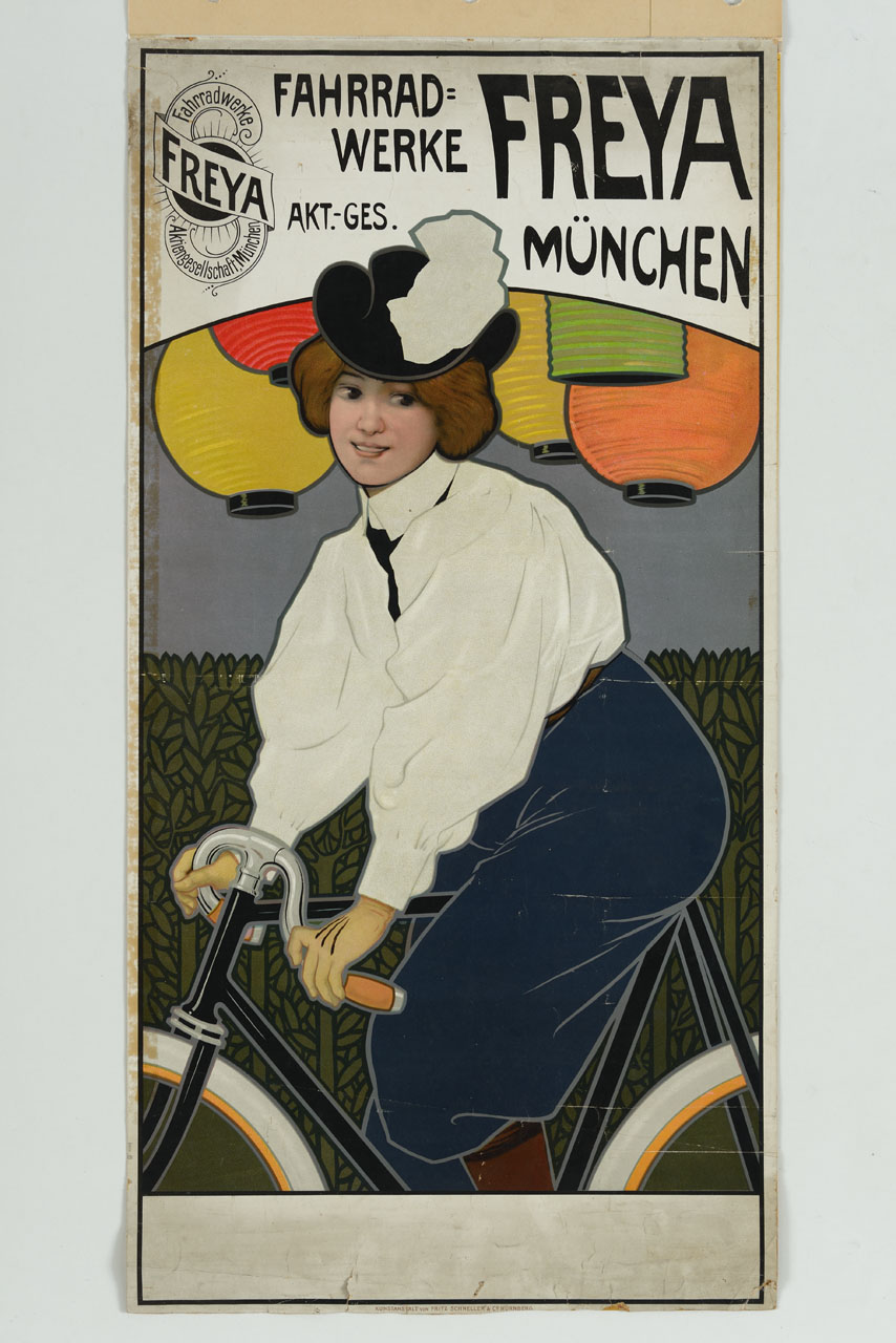 donna in abito sportivo su bicicletta da uomo sullo sfondo di una siepe e di lanterne colorate (manifesto) - ambito tedesco (sec. XX)