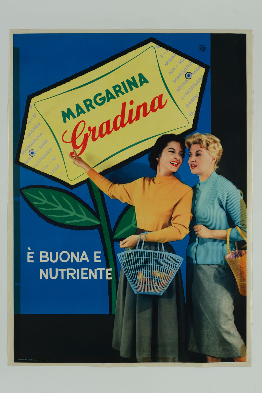 due donne davanti a un manifesto pubblicitario con l'illustrazione di un panetto di margarina in forma di fiore (manifesto) - ambito italiano (sec. XX)
