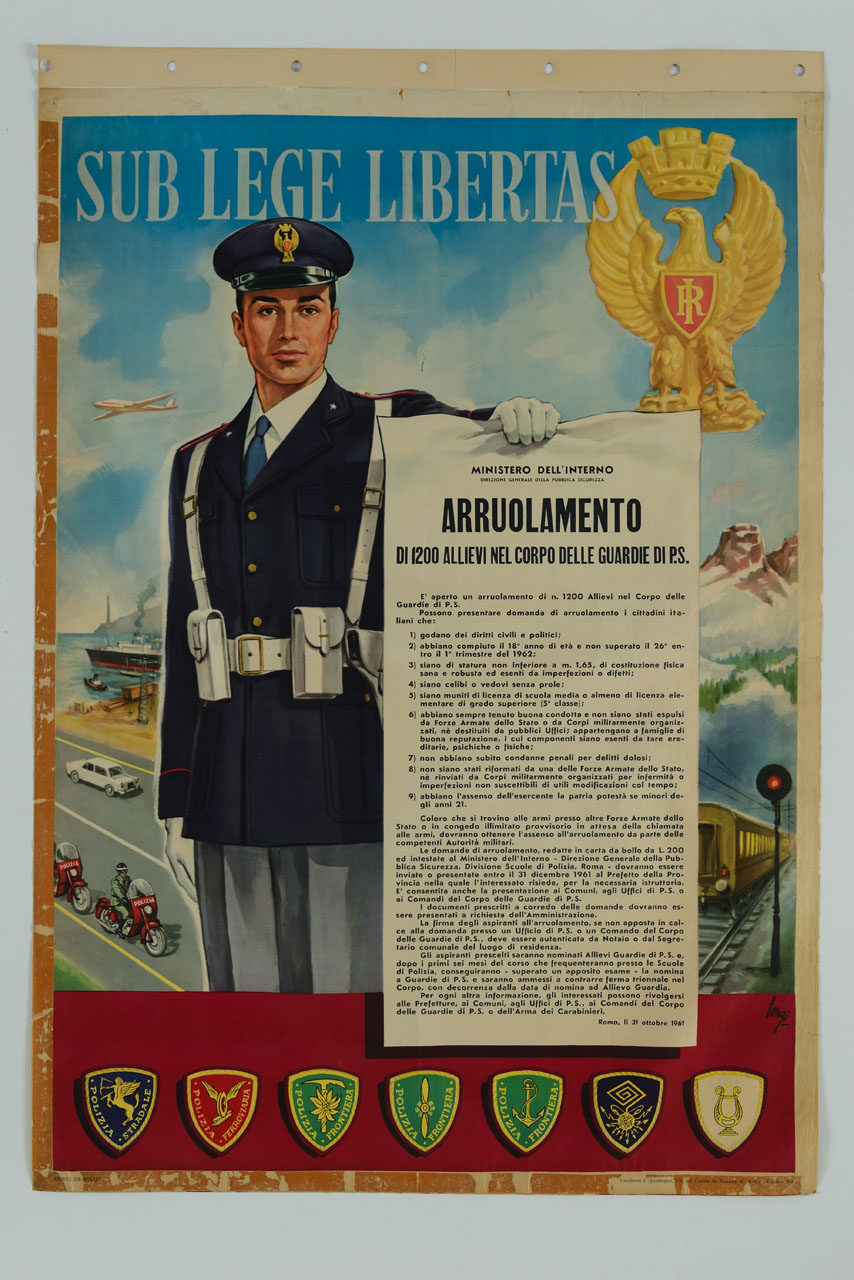 agente di polizia mostra una locandina sullo sfondo di un paesaggio con vari mezzi di trasporto (manifesto) di Longi Carlantonio (sec. XX)