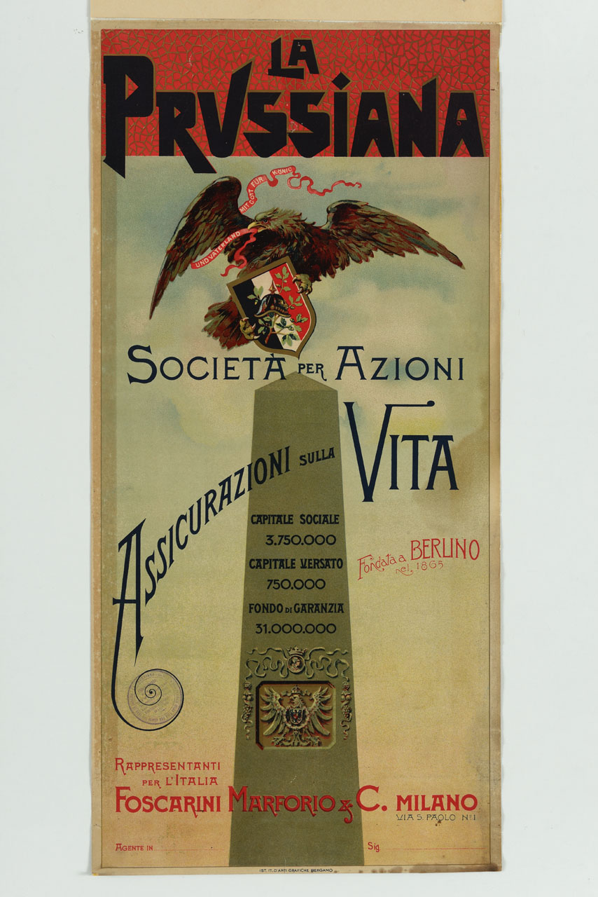aquila ghermisce in volo uno scudo e un nastro rosso sopra un obelisco (manifesto) - ambito italiano (secc. XIX/ XX)