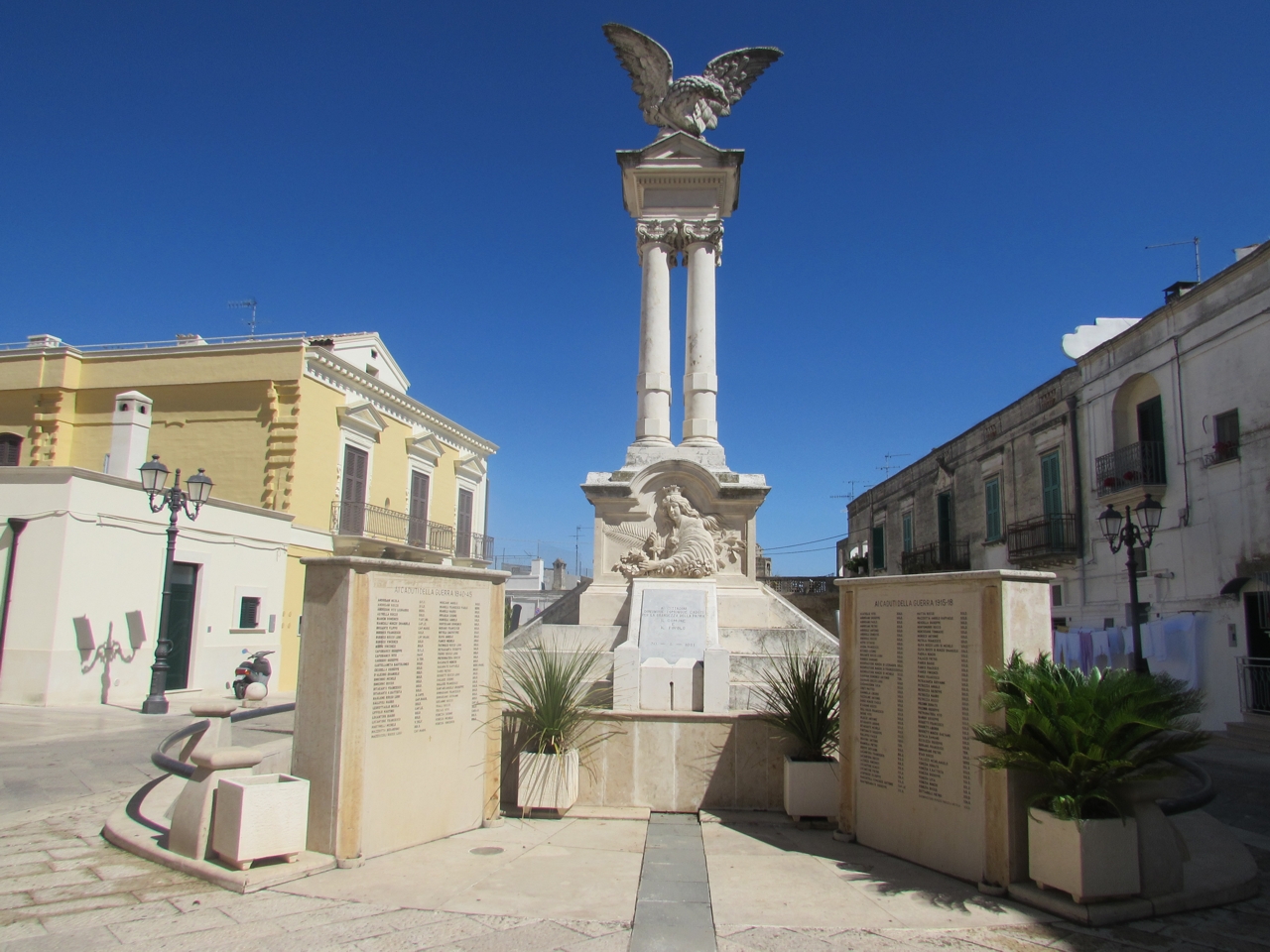 allegoria della Patria, allegoria della Vittoria come aquila (monumento ai caduti - a tempietto) di Corrente Francesco (attribuito) (primo quarto sec. XX)