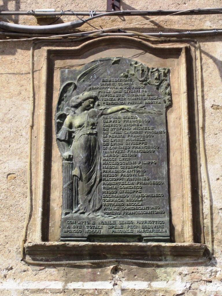 Allegoria della Vittoria come donna vestita all'antica (lapide commemorativa ai caduti) di Tamagnini Torquato (attribuito) - bottega Italia meridionale (primo quarto sec. XX)