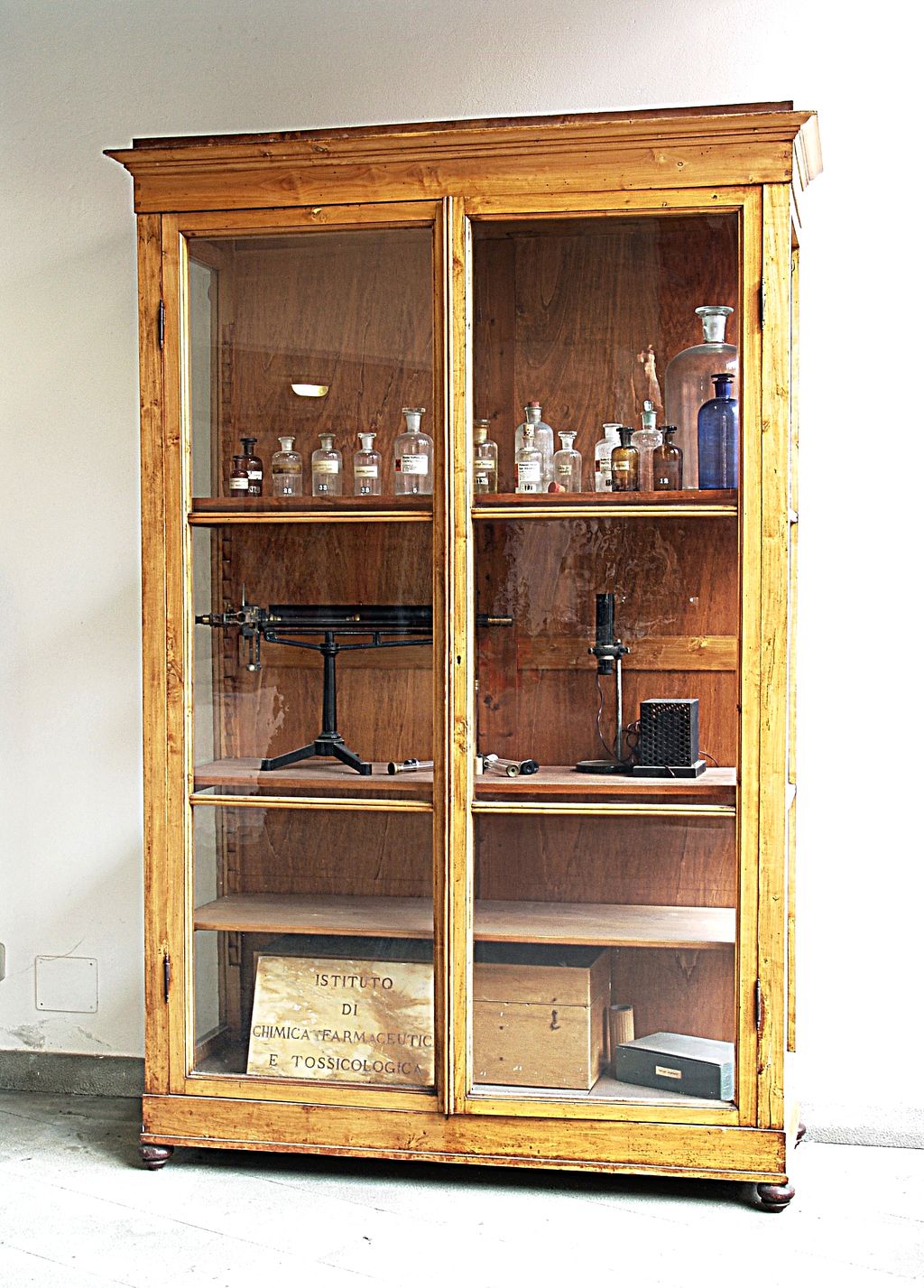 armadio, da laboratorio a vetri - bottega senese (inizio sec. XX)