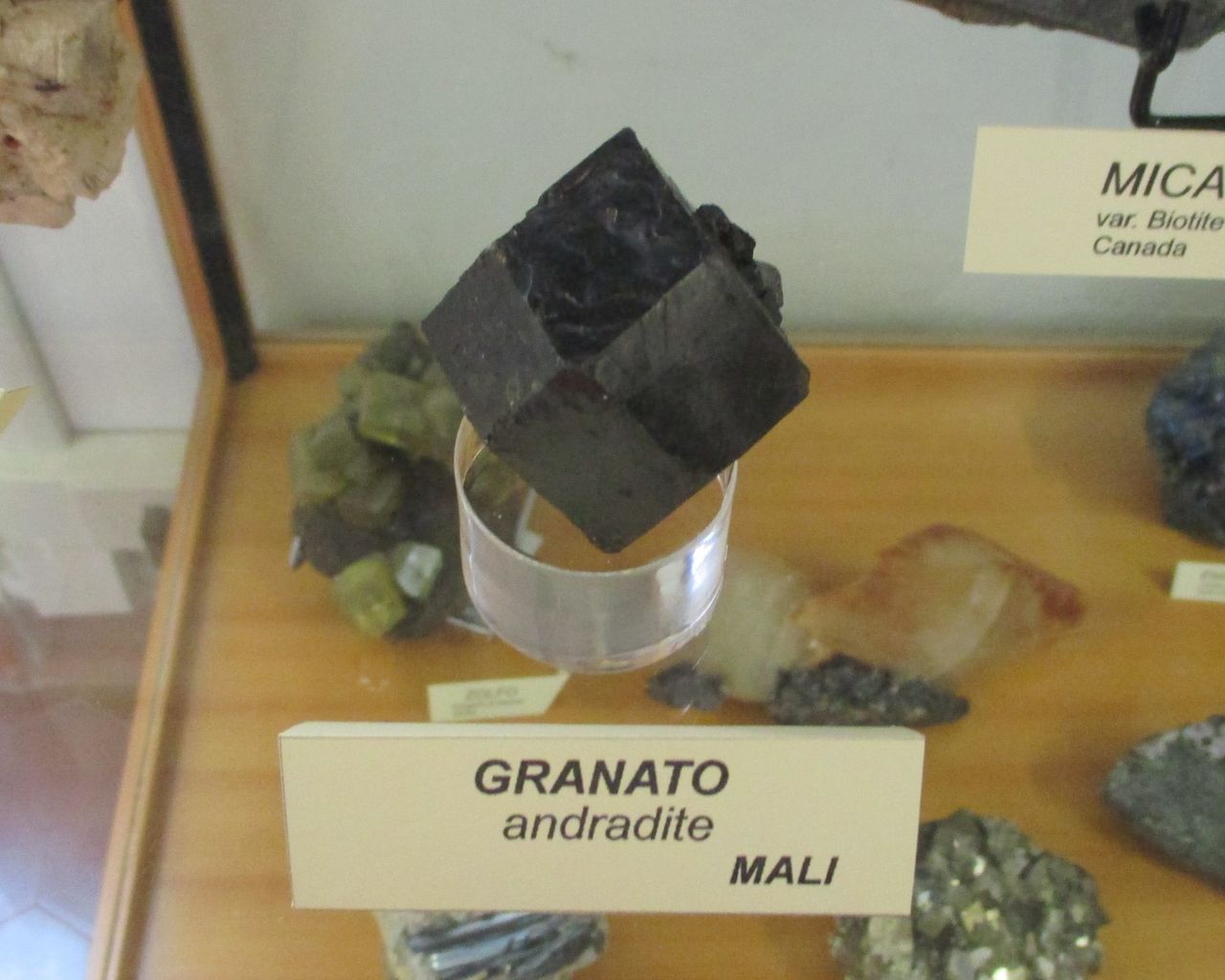 Andradite (esemplare)