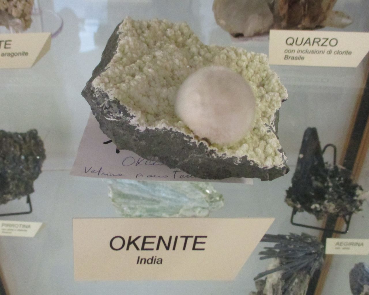 Okenite (esemplare)