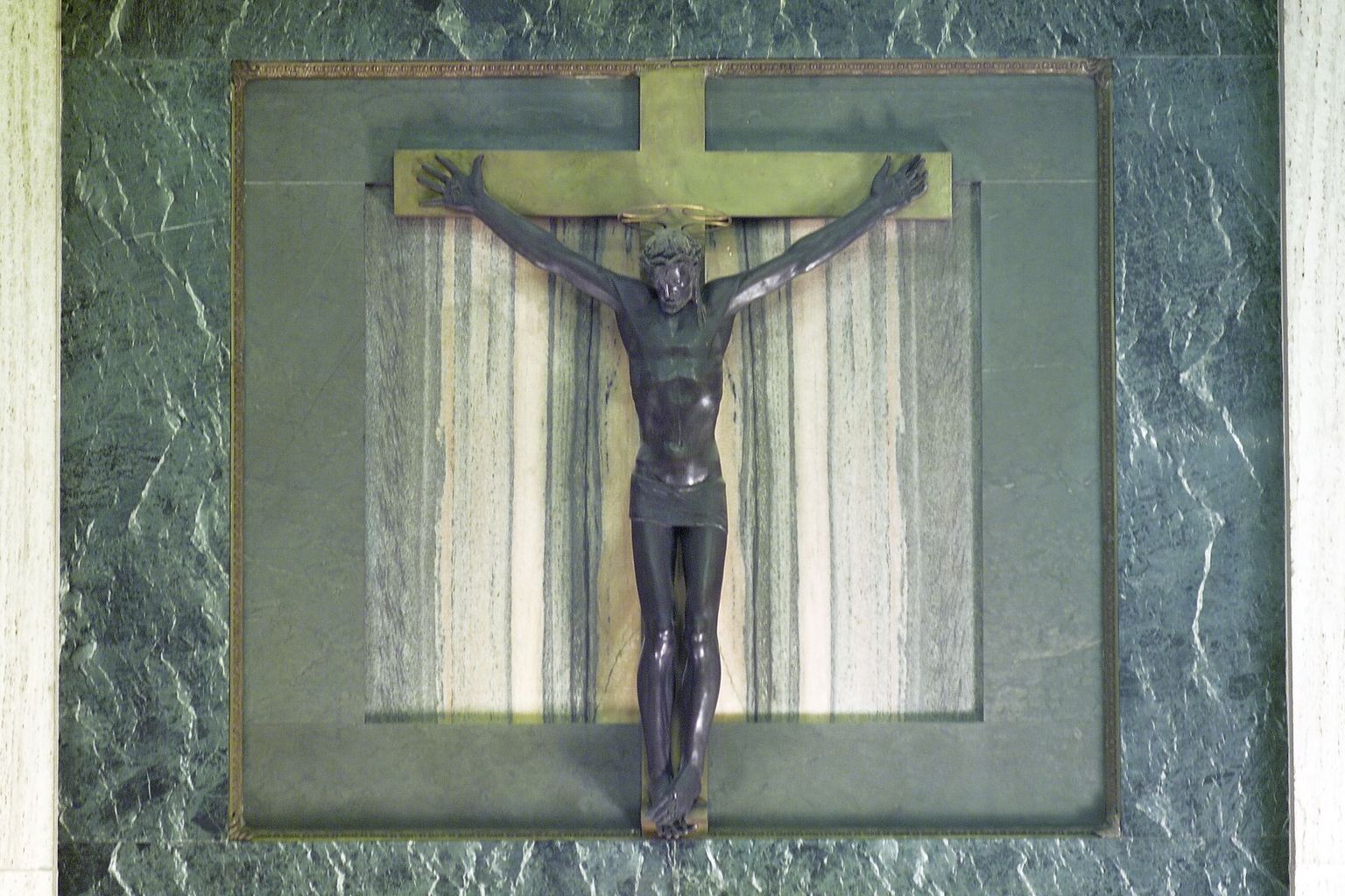 Cristo crocifisso (crocifisso) di Consorti Ludovico (attribuito) (sec. XX)