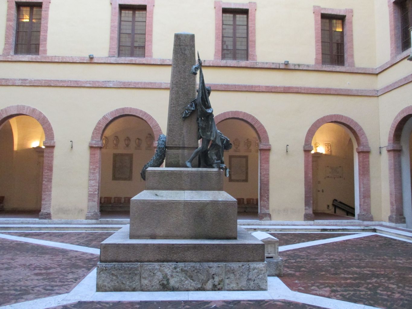 monumento commemorativo di Romanelli Raffaele (attribuito) (sec. XX) <br>Condizioni d'uso: <a class='link-esterno' href='https://docs.italia.it/italia/icdp/icdp-pnd-circolazione-riuso-docs/it/v1.0-giugno-2022/testo-etichetta-BCS.html' target='_bcs'>Beni Culturali Standard (BCS)</a>