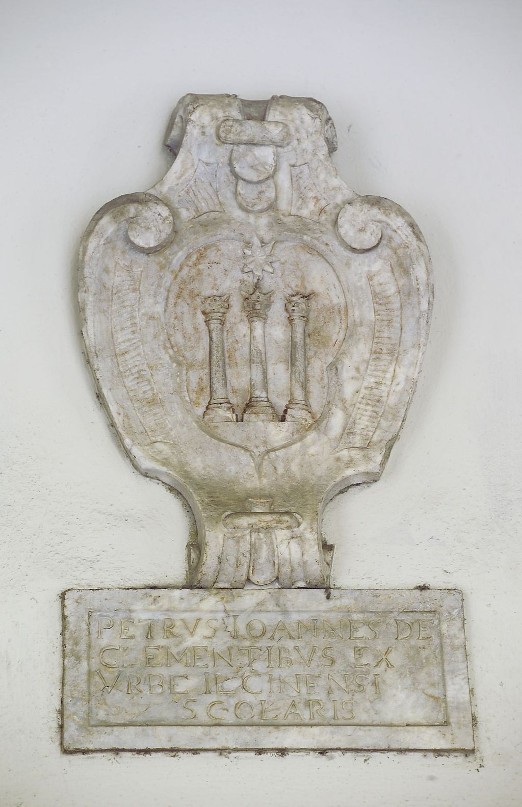 stemma gentilizio di Pietro Giovanni Clementi (lapide) - bottega toscana (secc. XV/ XVIII)