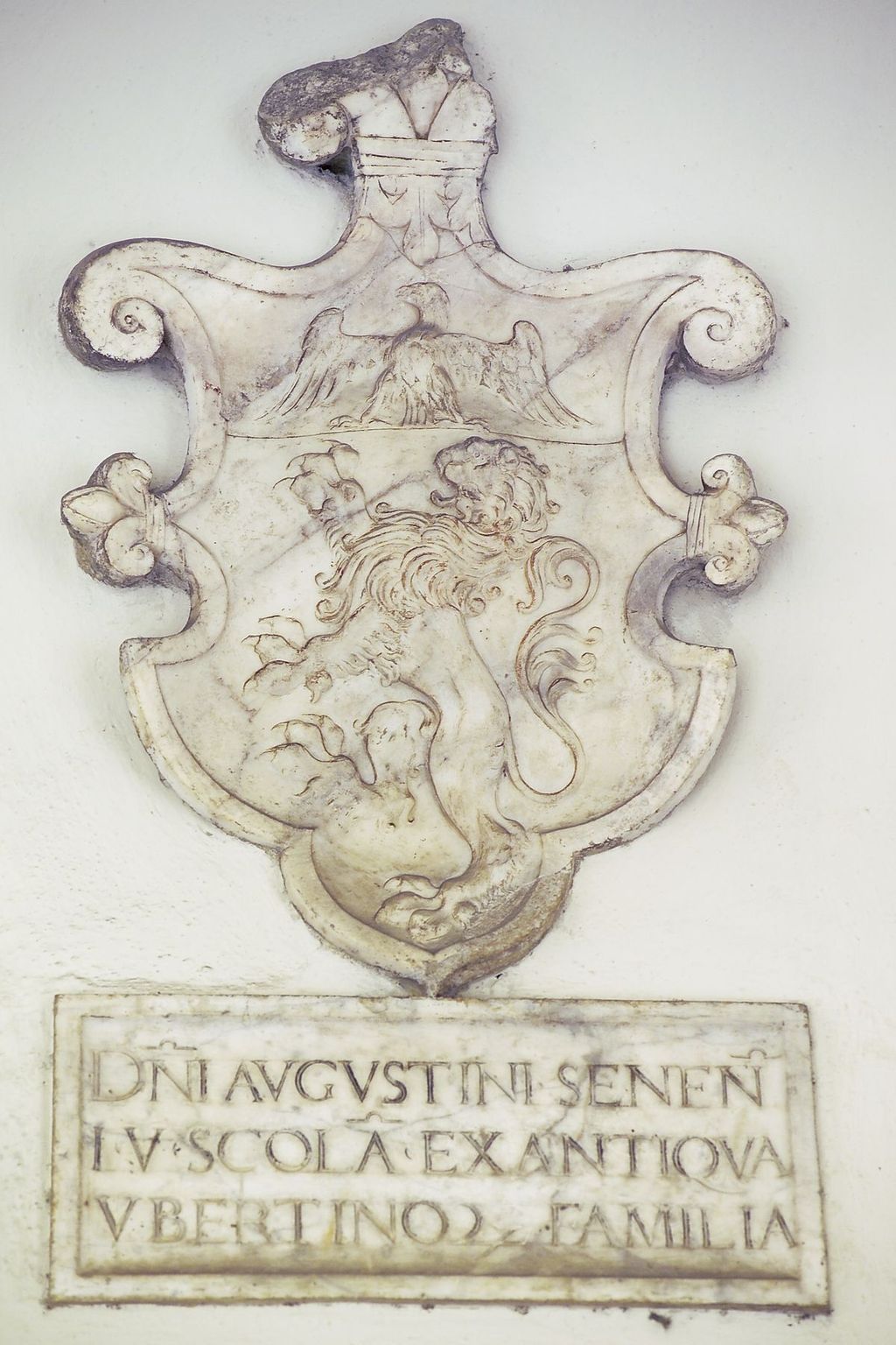 stemma gentilizio (lapide) - bottega toscana (secc. XV/ XVIII)