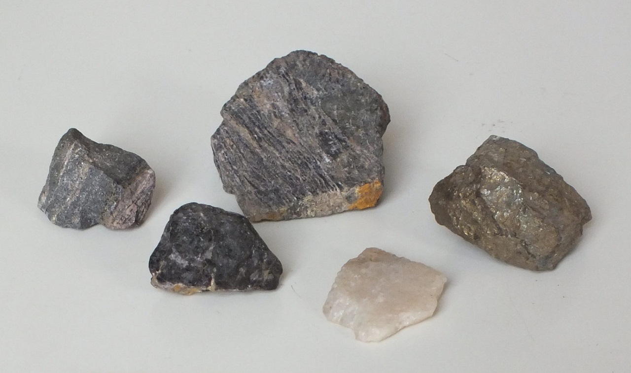 Fluorite CaF2, Magnetite Fe3O4, Solfuri PbS