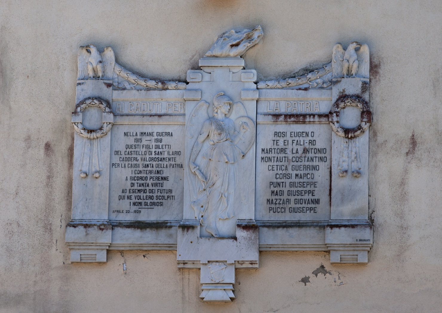allegoria della Vittoria come donna armata (monumento ai caduti - a lapide) di Bramanti Stefano (sec. XX)