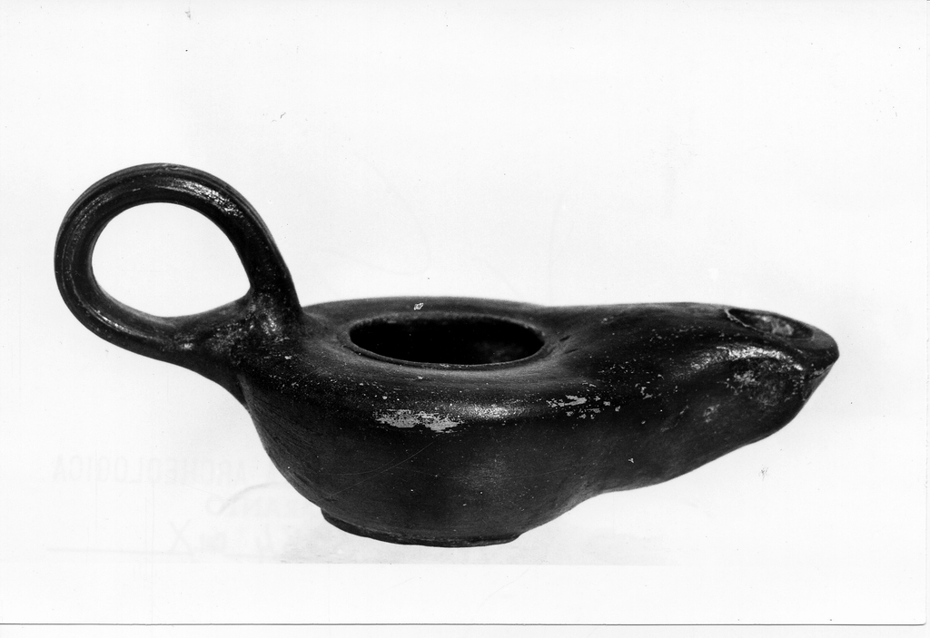 lucerna monolicne - produzione apula (fine/ inizio secc. IV a.C. - III a.C)