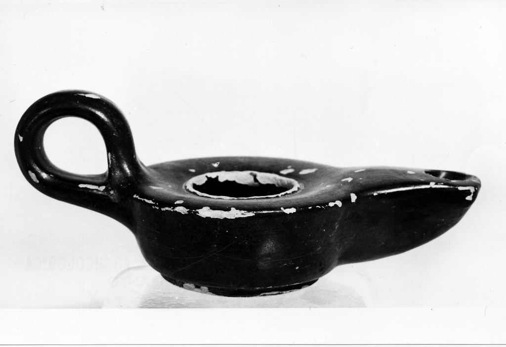 lucerna monolicne - produzione apula (fine/ inizio secc. IV a.C. - III a.C)