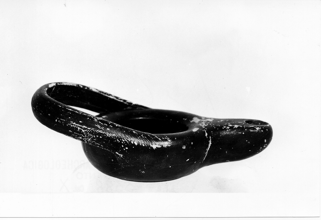 lucerna monolicne - fabbrica italiota (fine/ inizio secc. V a.C. - IV a.C)