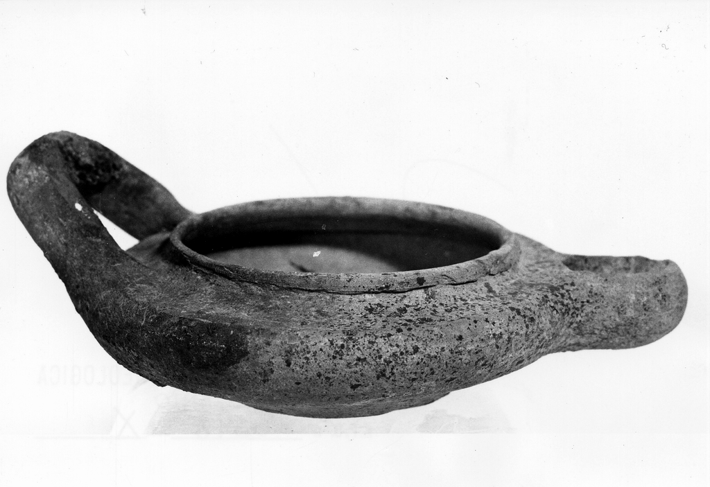 lucerna monolicne - produzione locale (sec. VI a.C)