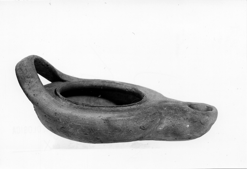 lucerna monolicne - produzione locale (sec. VI a.C)