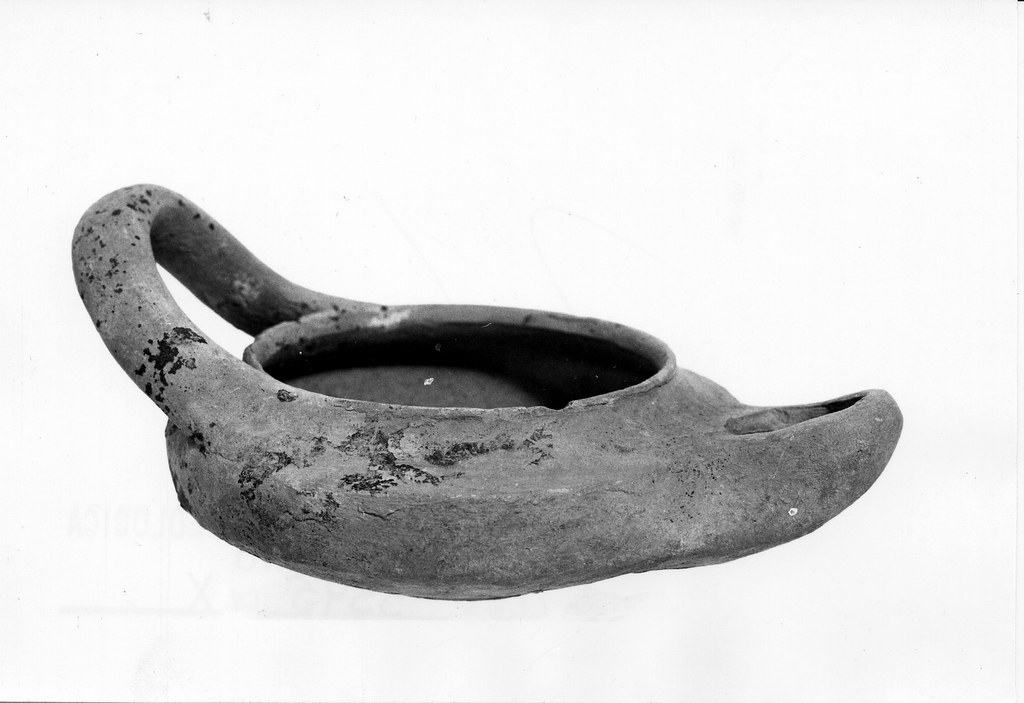 lucerna monolicne - produzione locale (sec. VI a.C)