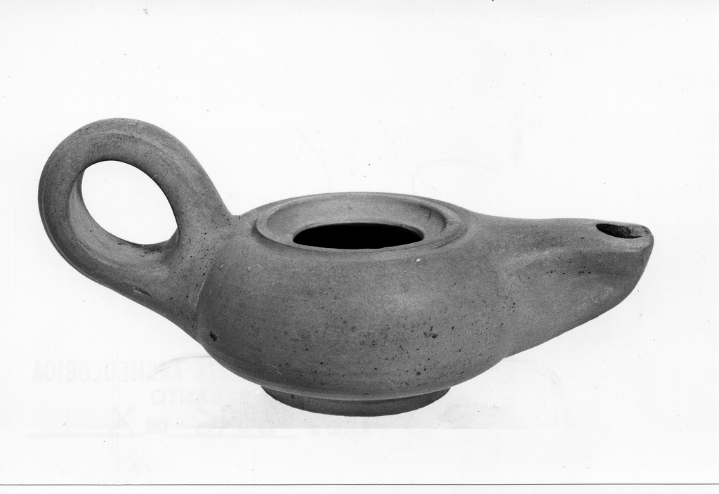 lucerna monolicne - produzione locale (secc. IV a.C. - III a.C)