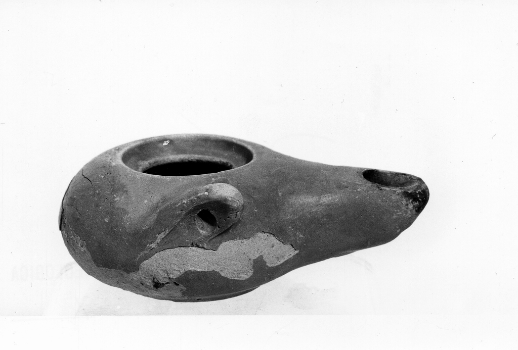 lucerna monolicne - produzione locale (sec. III a.C)