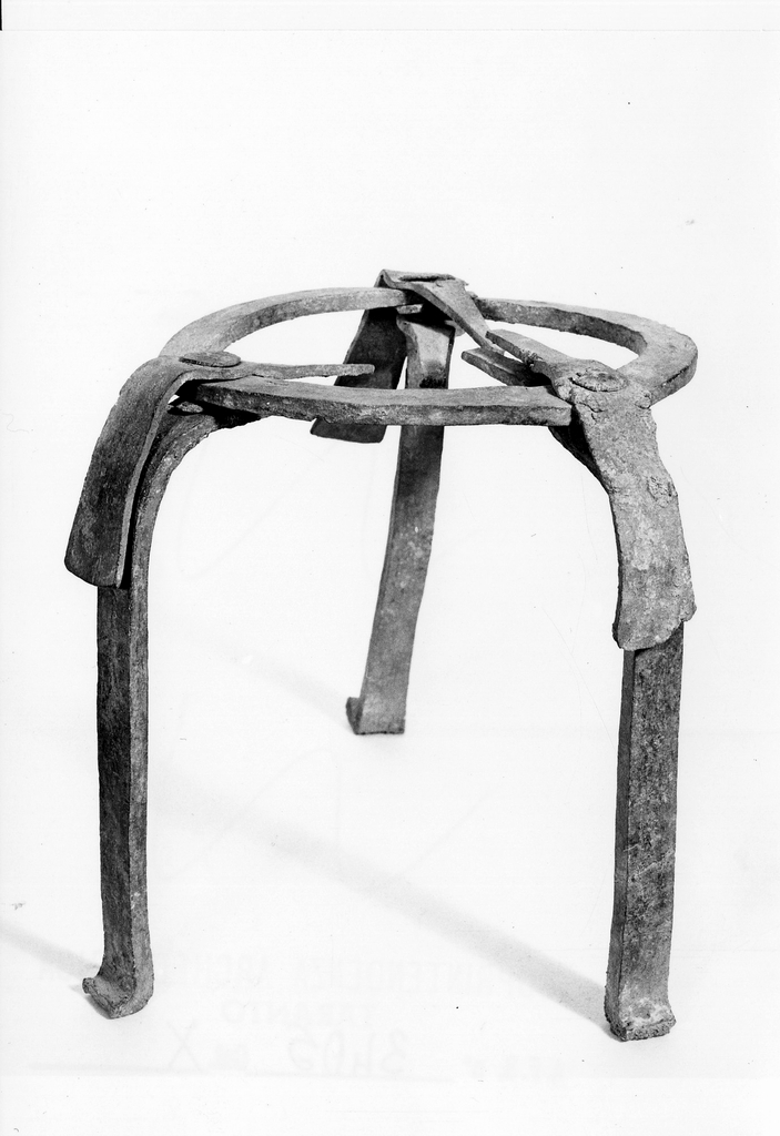 tripode (seconda metà sec. IV a.C)