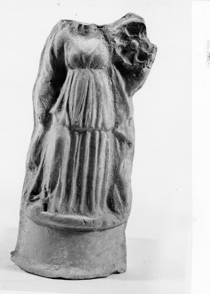 Polyboia (terracotta figurata, culto di Apollo-Hyakinthos) - fabbrica tarantina (secc. IV a.C. - III a.C)