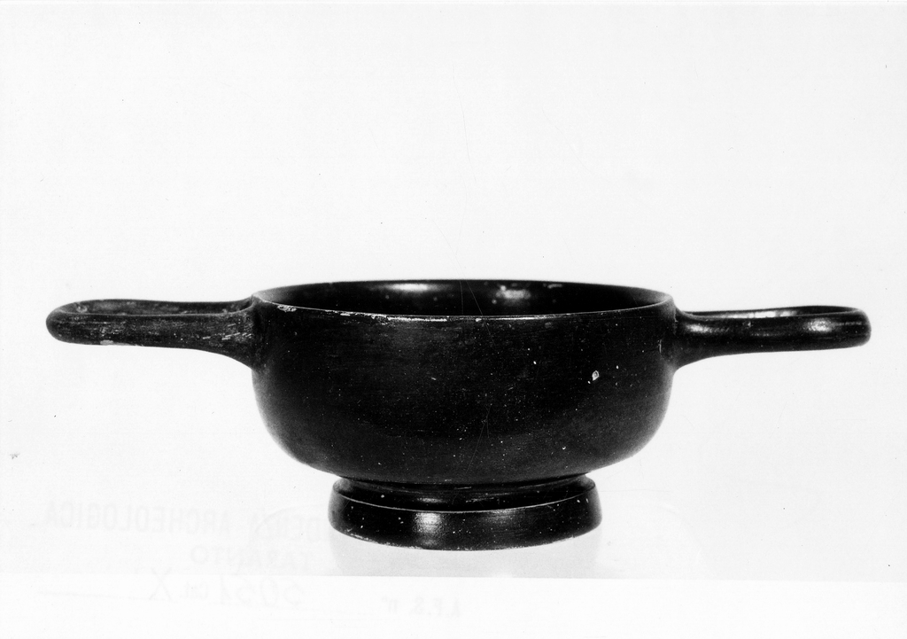 tazza - produzione tarantina (seconda metà sec. IV a.C)