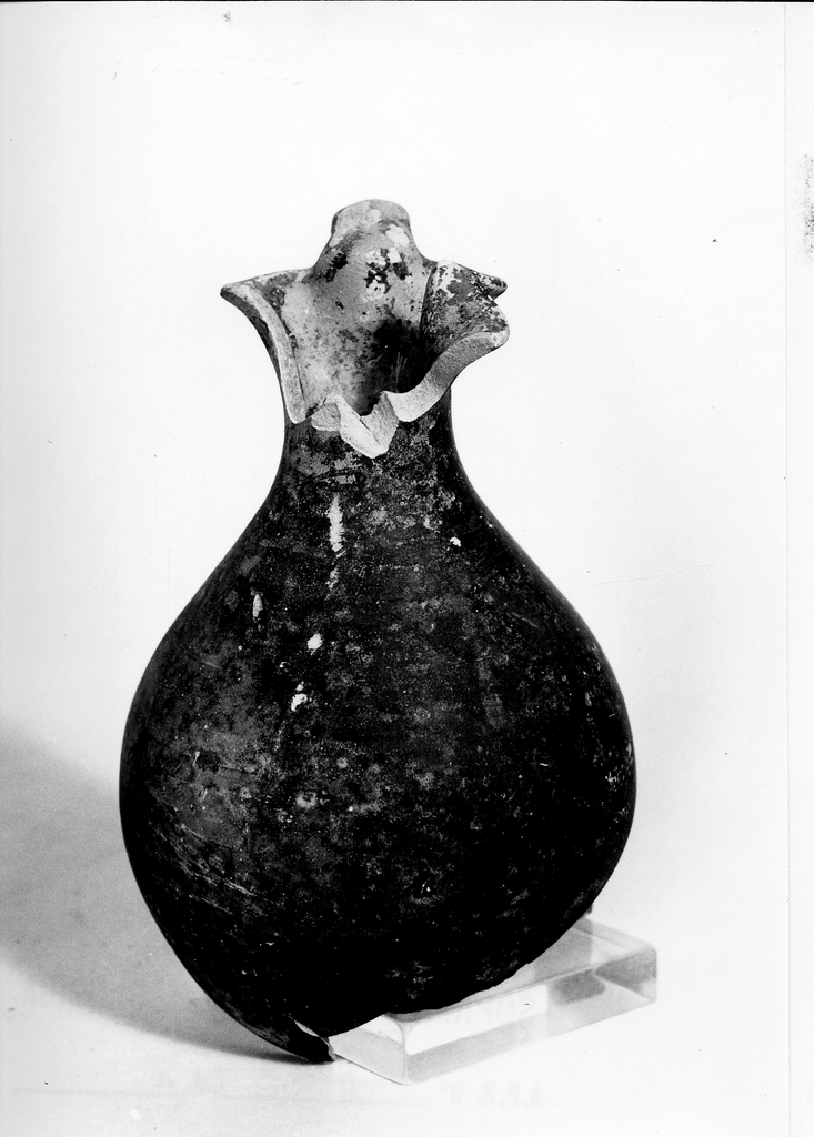 oinochoe a bocca trilobata - fabbrica locale (seconda metà sec. IV a.C)