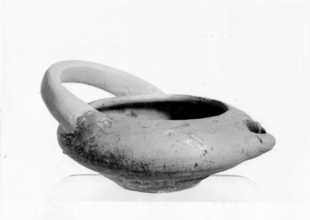 lucerna monolicne - fabbrica locale (seconda metà sec. IV a.C)