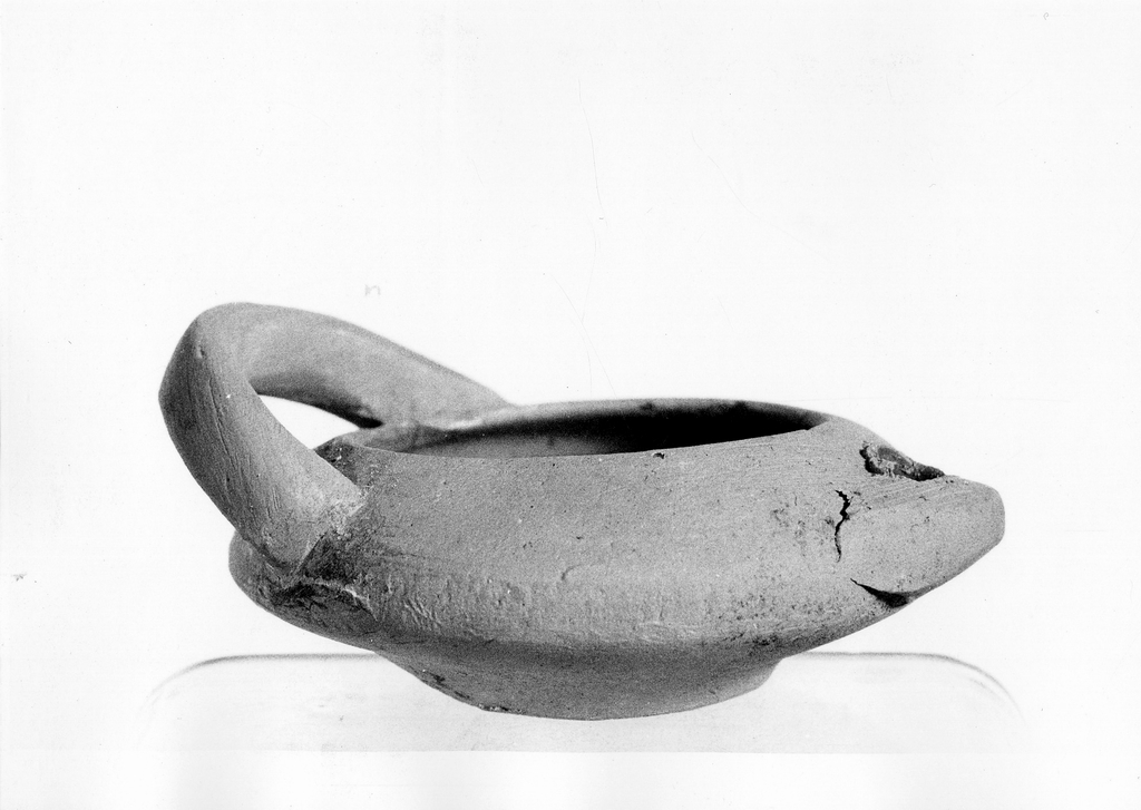 lucerna monolicne - fabbrica locale (seconda metà sec. IV a.C)