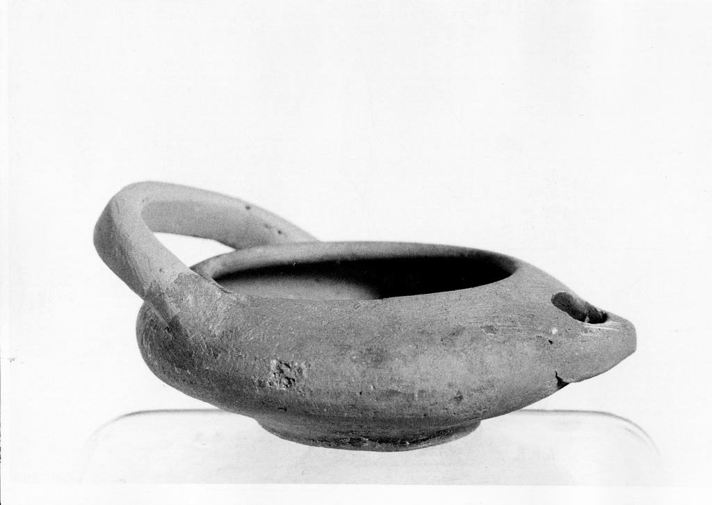 lucerna monolicne - fabbrica locale (seconda metà sec. IV a.C)