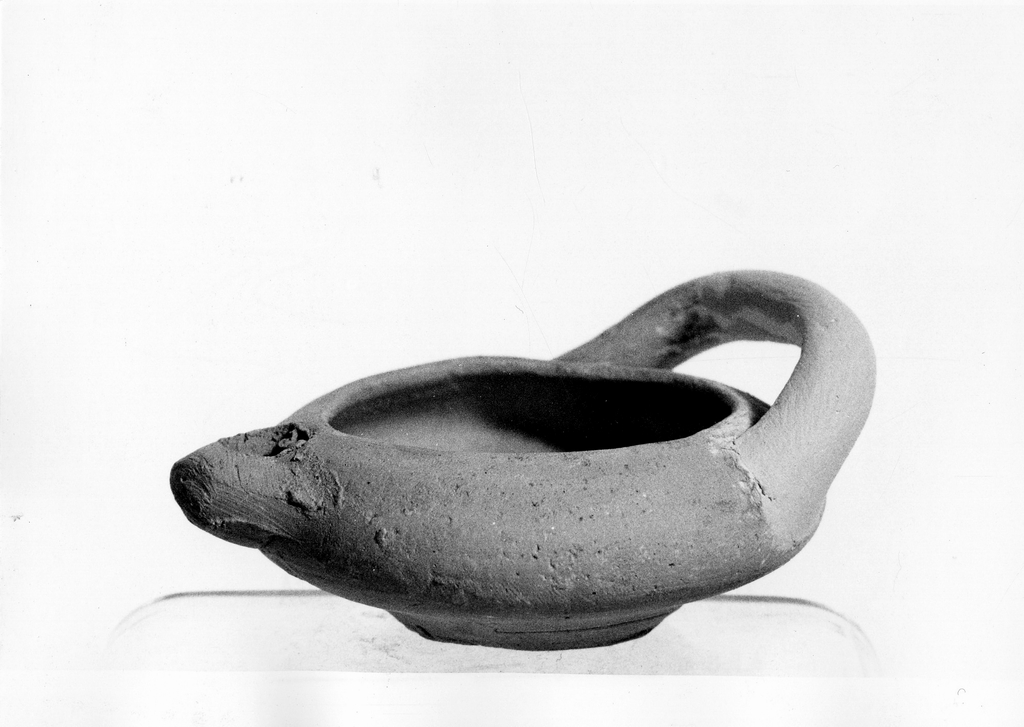 lucerna monolicne - fabbrica locale (seconda metà sec. IV a.C)