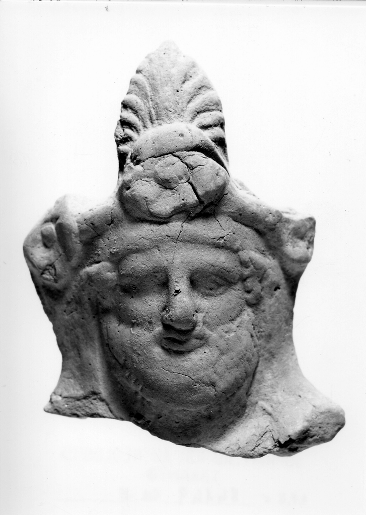figura maschile barbata (terracotta figurata) - officina tarantina (fine/ inizio secc. V a.C. - IV a.C)