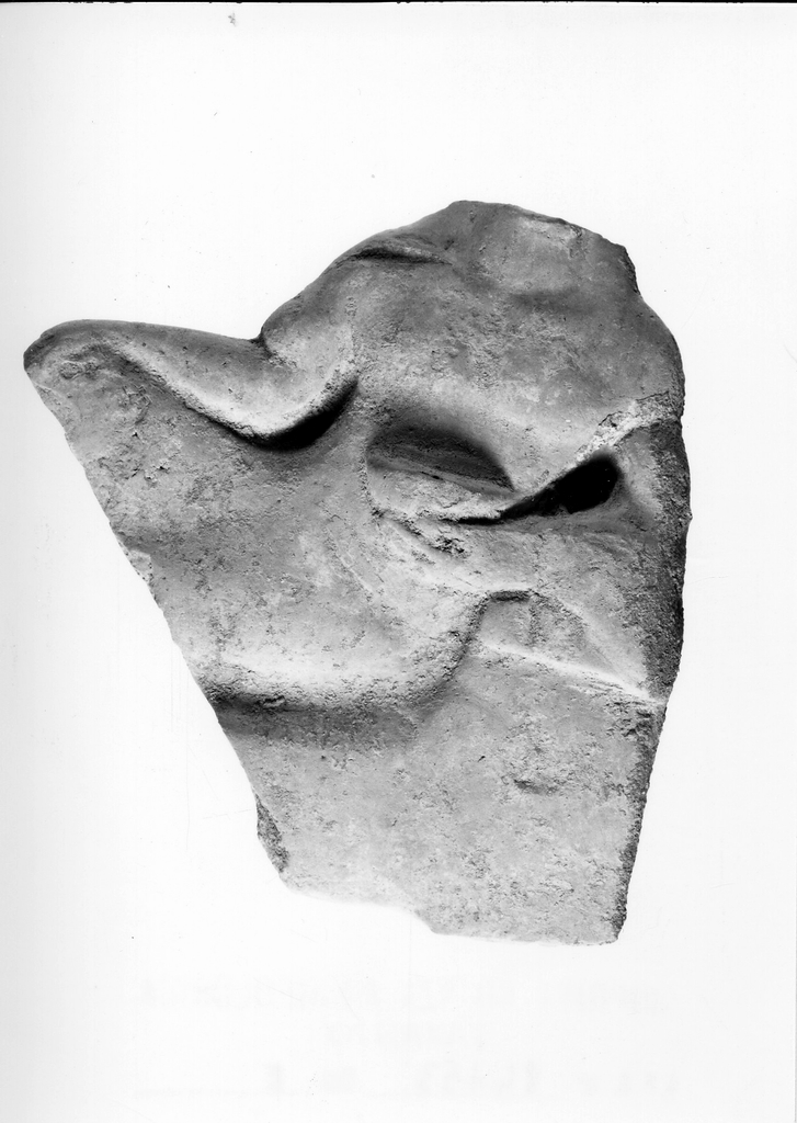 figura maschile recumbente su kline (terracotta figurata) - officina tarantina (fine sec. VI a.C)