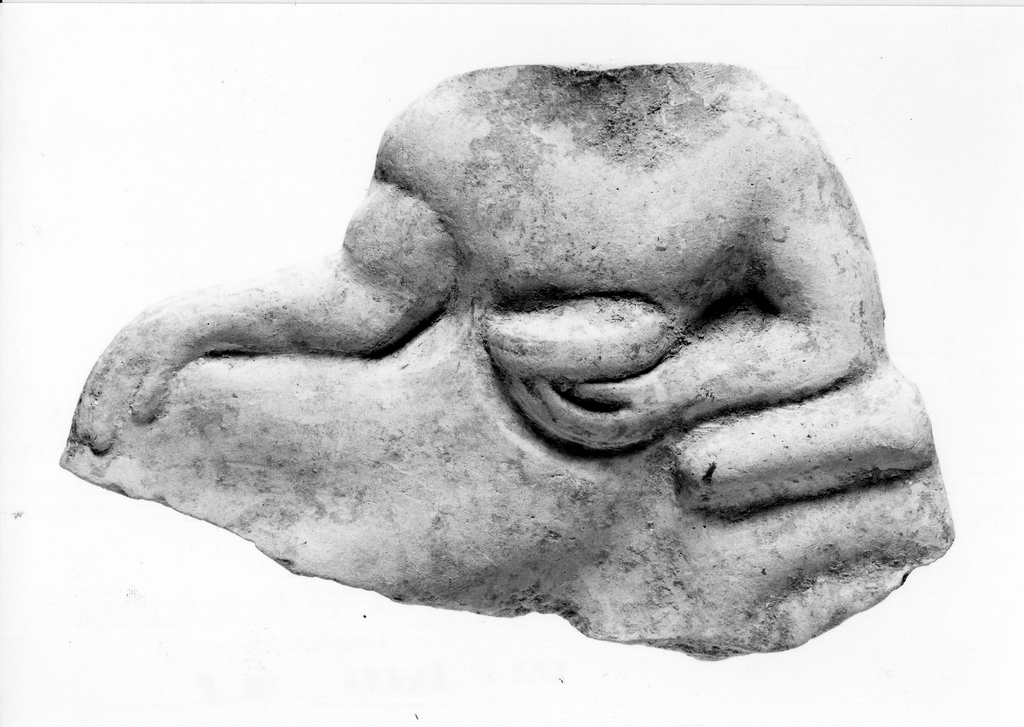 figura maschile recumbente su kline (terracotta figurata) - officina tarantina (inizio sec. V a.C)