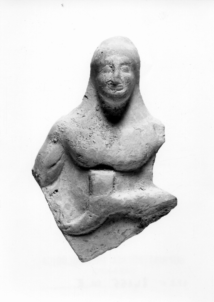 figura maschile recumbente (terracotta figurata) - officina tarantina (fine sec. VI a.C)