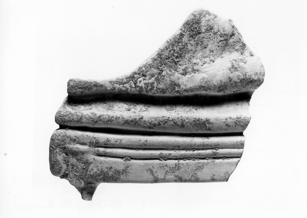 figura maschile recumbente su kline (terracotta figurata) - officina tarantina (sec. V a.C)