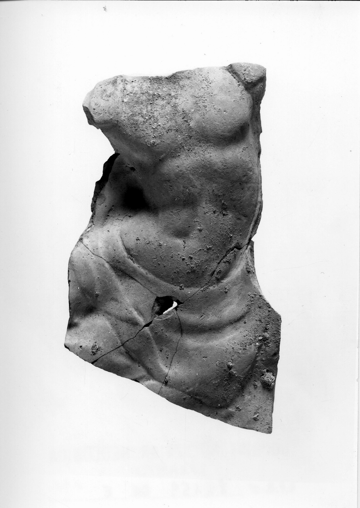 figura maschile recumbente su kline (terracotta figurata) - officina tarantina (seconda metà sec. IV a.C)