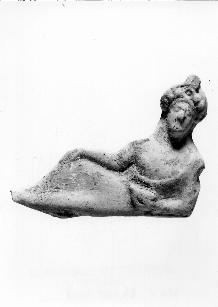 figura maschile recumbente su kline (terracotta figurata) - officina tarantina (inizio sec. V a.C)