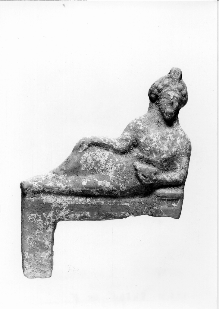 figura maschile recumbente su kline (terracotta figurata) - officina tarantina (inizio sec. V a.C)