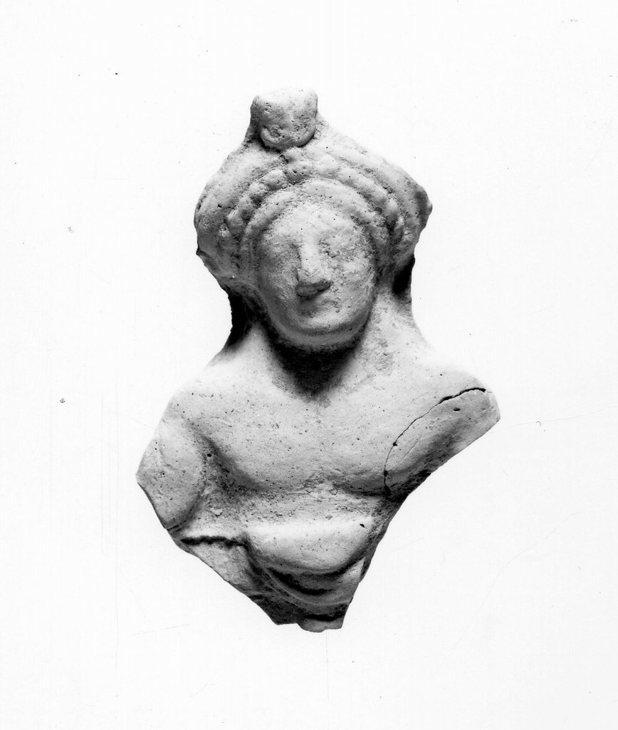 figura maschile recumbente (terracotta figurata) - officina tarantina (inizio sec. V a.C)