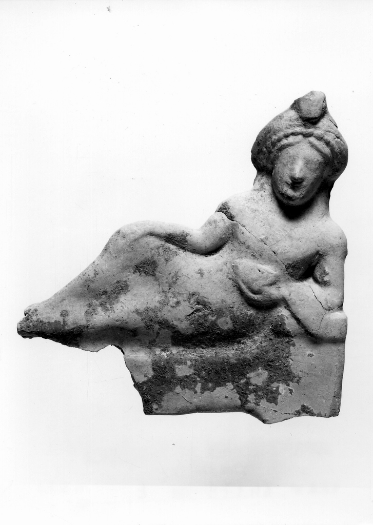 figura maschile recumbente su kline (terracotta figurata) - officina tarantina (fine/ inizio secc. VI a.C. - V a.C)