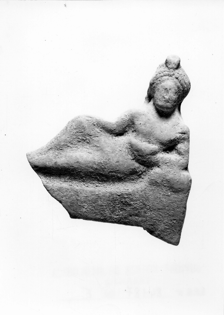 figura maschile recumbente su kline (terracotta figurata) - officina tarantina (inizio sec. V a.C)