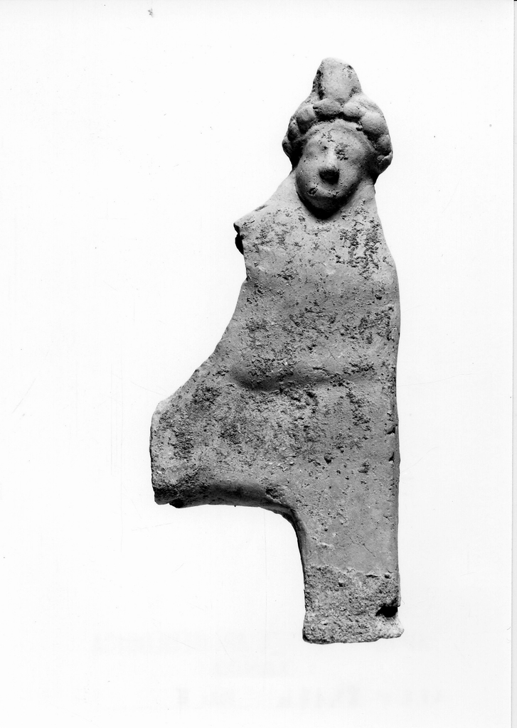 figura maschile recumbente su kline (terracotta figurata) - officina tarantina (fine/ inizio secc. VI a.C. - V a.C)